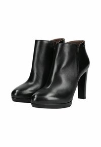 Bottines en cuir noir avec une finition lisse, bout pointu et talon bloc haut. Fermeture éclair à l'arrière pour un enfilage facile.
