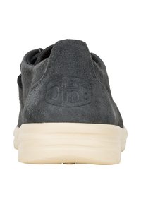 Sneakers in suede grigio con design a bassa silhouette, suola in gomma color crema e logo impresso sul tallone. Texture morbida e stile minimalista.