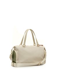 Bolsa de nylon beige con dos asas y una correa de hombro desmontable. Cuenta con un bolsillo con acento verde y herrajes dorados. Textura suave.