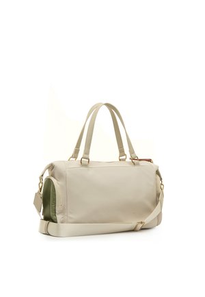 Bolsa de nylon beige con dos asas y una correa de hombro desmontable. Cuenta con un bolsillo con acento verde y herrajes dorados. Textura suave.
