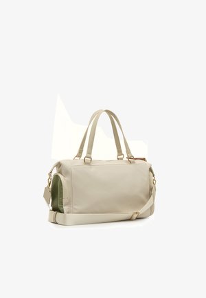 Beige Nylon-Tasche mit zwei Griffen und einem abnehmbaren Schulterriemen. Mit einer grünen Akzenttasche und goldfarbenen Beschlägen. Glatte Textur.