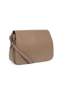 Borsa a spalla in pelle di colore taupe, con flap pieghevole, tracolla regolabile e logo del marchio in rilievo sul davanti. Texture liscia.