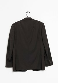 Mörkbrun blazer hänger på en svart krok. Baksidan har en strukturerad krage och två knappar vid ärmen, med en slät textur.