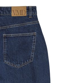 Tmavě modré džíny z denimu s hnědým koženým štítkem označeným "VMD", se jedno zadní kapsou a kontrastním šitím.