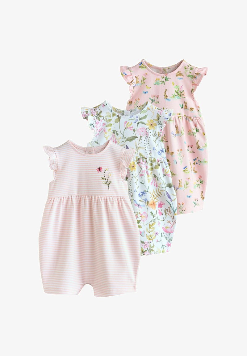 Trīs bezpiedurkņu mazuļu kombinezoni ar volāniem uz piedurknēm; viens rozā svītrains ar tauriņa izšuvumu, viens balts ar ziedu rakstu un viens rozā ar zaķa rakstu.