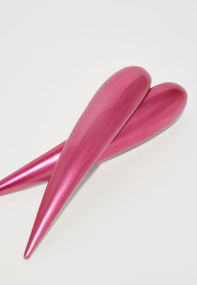 Twee glanzende roze kegelvormige objecten met een glad oppervlak, met een taps toelopend ontwerp, naast elkaar op een witte achtergrond geplaatst.