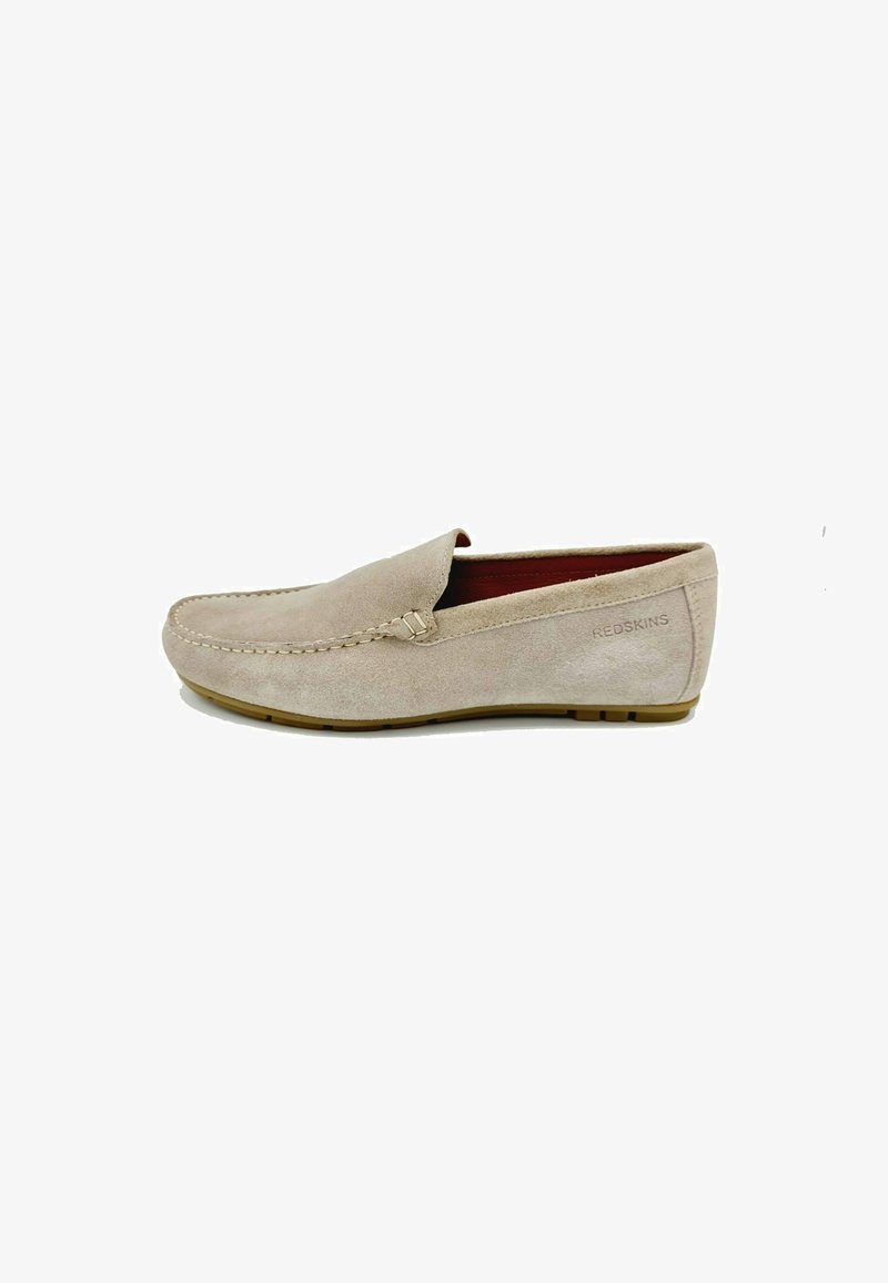 Beige Wildlederschuh zum Hineinschlüpfen mit runder Zehenpartie, gestickten Details und strukturiertem Profil. Das Innenfutter ist in Rot sichtbar. Logo ist auf der Ferse eingeprägt.