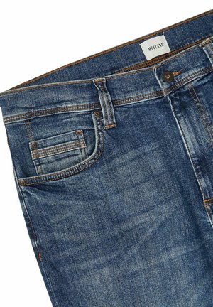Jean en denim bleu foncé avec une coupe classique, ornés de coutures orange, d'une fermeture à bouton métallique et de détails sur les poches avant.
