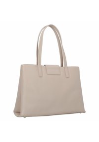 Bolso tote beige hecho de material sintético texturizado. Cuenta con dos asas planas, una forma rectangular y una lengüeta frontal para el cierre.