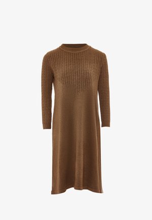 Brązowa dzianinowa sukienka z wysokim kołnierzem, 3/4 rękawami, z teksturowanym wzorem w warkocze na wysokości klatki piersiowej oraz prostym, luźnym fasonem spódnicy.