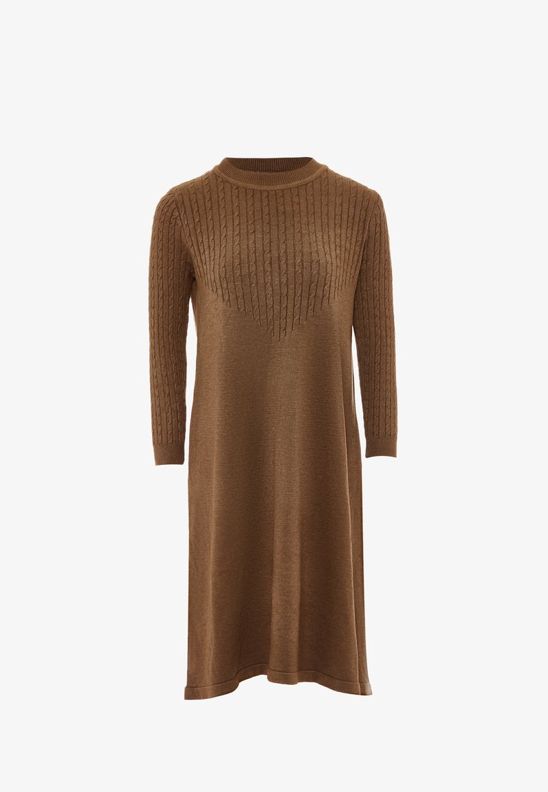 Barna kötött ruhás, magas nyakkivágással és 3/4-es ujjal, a mellrészen texturált kötélmintával és egyenes, bő szabású szoknyával.