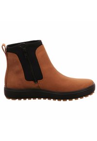 Stivaletto in pelle marrone con pannello laterale elastico nero, chiusura con zip e suola in gomma testurizzata. Presenta una linguetta sul tallone.