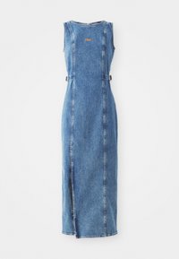 Robe longue en denim bleu ajustée sans manches avec une petite fente sur le devant, des détails à boucle sur le côté et un petit patch logo sur la poitrine.