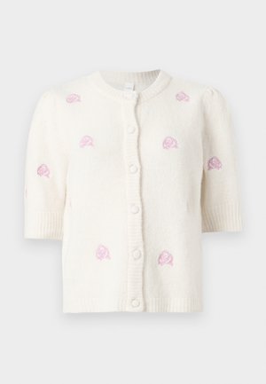 Hvit strikket kortermet cardigan med rund hals, knapper foran og små rosa broderte rose-mønstre spredt på front og ermer.