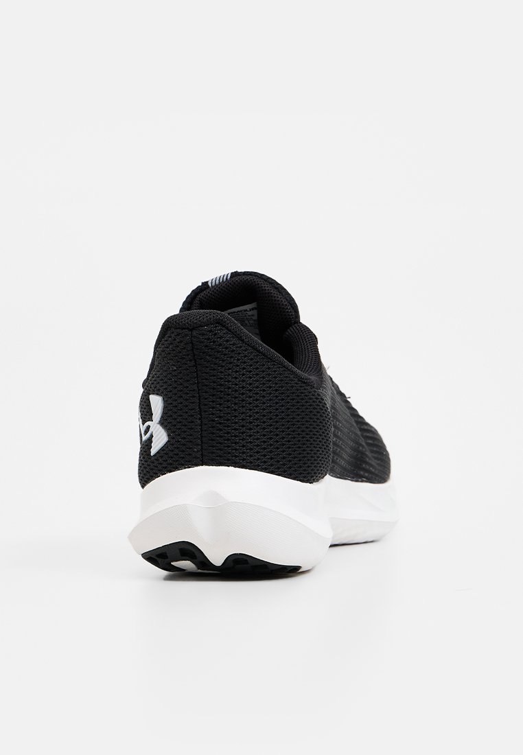 Zapatilla deportiva negra con parte superior de malla, suela blanca y un logo en el lateral. Diseñada para la comodidad y la transpirabilidad. Detalles texturizados en la parte superior.