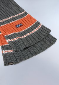 Strikking af uldhalstørklæde med mørkegrå, orange og hvide striber, med et lille flaglap og ribbet tekstur. Udsmykket med en mærkeflag.