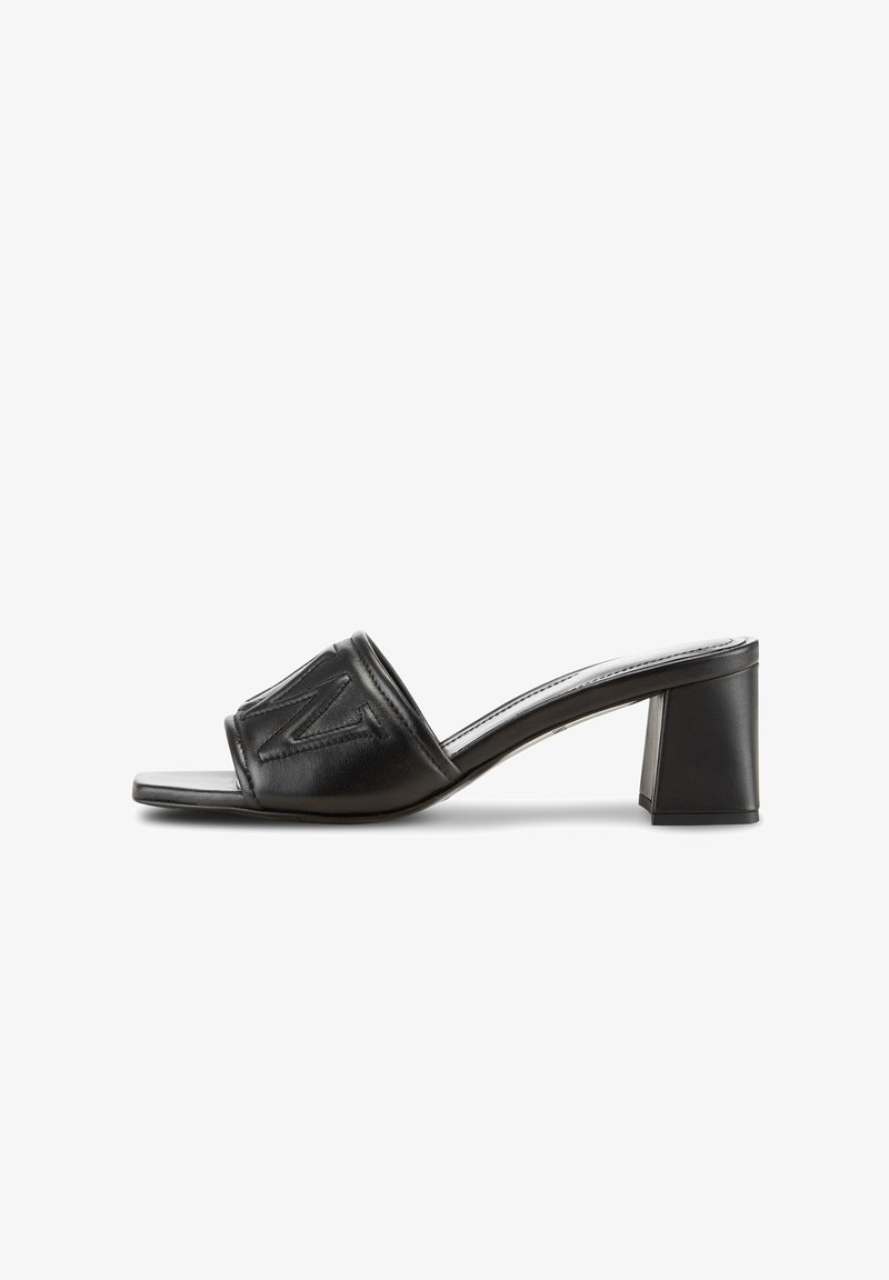 Zwarte leren sandalen met hakken, voorzien van een brede band met reliëfdetails, een open teen ontwerp en een blokhak voor stabiliteit.