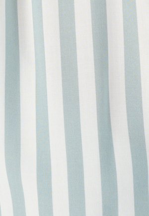 Zachte stof met verticale lichtblauwe en witte strepen, met lichte plooien en textuur zichtbaar.