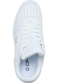 Hvit sneakers med en glatt skinnoverdel, perforert tåboks, flate hvite snørebånd og polstret innside. Størrelse 43 angitt på innsiden.