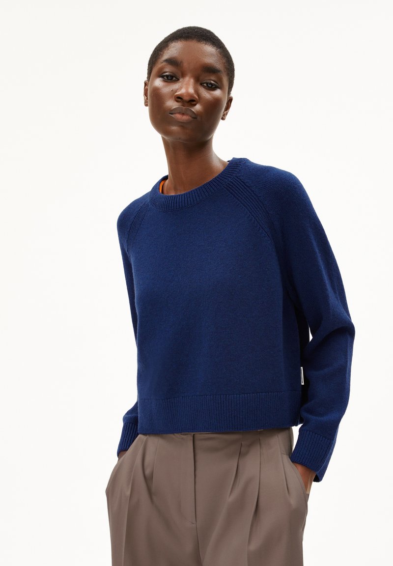Navy blue, cropped knit sweater with a round neckline, ribbed cuffs and hem, featuring raglan sleeves and a soft texture.