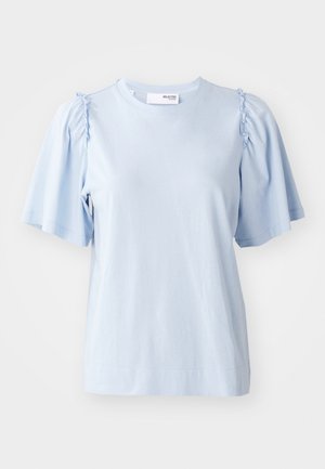 Hele sinine lühikeste varrukatega t-särk, mis on valmistatud pehmest kangast, sisaldab kogutud detaile õlavarrel ja ümmargust kaelust.