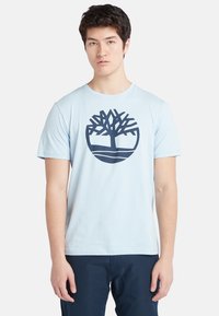 Timberland KENNEBEC RIVER TREE LOGO SHORT SLEEVE - Triko s potiskem - skyway