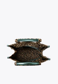 Borsa con stampa leopardata, manici e interno in tessuto verde testurizzato. Design aperto che mette in mostra un ampio scomparto e fodera decorata.