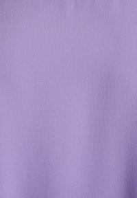 Lilla tekstureeritud kangas peene, esile kerkiva mustriga ja siledapinnaline, sobib rõivaste või aksessuaaride valmistamiseks.