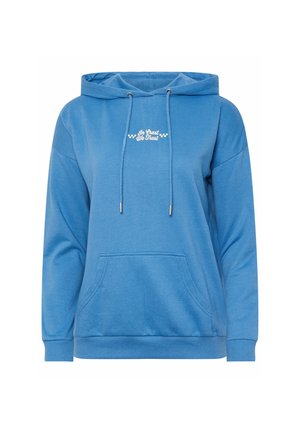 Blauer Kapuzenpullover mit Fronttasche und Kordeln, mit weißem Schriftzug „In Trust We Trust“ und kleinen karierten Fahnen auf der Brust.