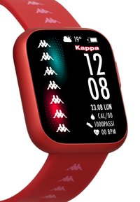 Reloj inteligente rojo con cara cuadrada y correa de silicona, que muestra la hora, la fecha y métricas de salud, con el logo de Kappa en blanco.