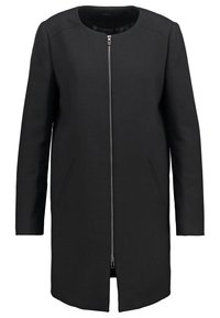 Musta takki, jossa on pyöreä pääntie, pitkät hihat, etuvetoketju ja sivutaskut. Valmistettu sileästä kankaasta, jossa on muotoiltu malli ja minimalistinen design.