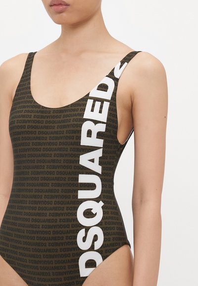 Üksik ujumiskostüüm oliivrohelise alusega, millel on korduv must "DSQUARED2" logo muster ja valge külgaksent. Sile tekstuur.