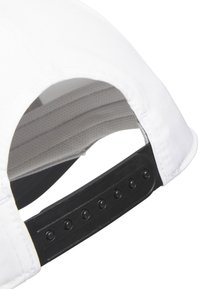 Casquette de baseball blanche avec une sangle noire ajustable à l'arrière, dotée de rivets en plastique ronds et d'une doublure intérieure texturée.