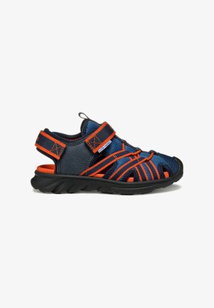 Sandalias acuáticas en azul y naranja, con un diseño abierto, correas ajustables y una suela de goma texturizada para agarre y comodidad.