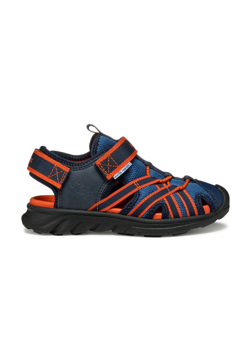 Sandalias acuáticas en azul y naranja, con un diseño abierto, correas ajustables y una suela de goma texturizada para agarre y comodidad.