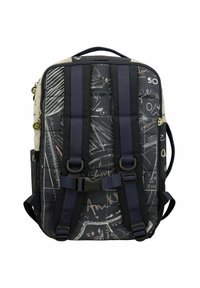 Schwarzer Rucksack mit geometrischen Skizzen, gepolsterter Rückseite, marineblauen Trägern, goldenen Akzenten und Seitentaschen. Reißverschluss und verstellbare Schnallen.