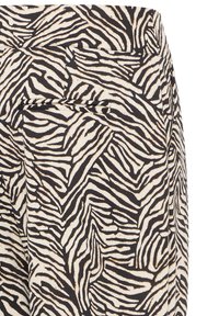 Tela con estampado de cebra en beige y negro; presenta una cintura ajustada y un bolsillo trasero. Diseño texturizado con rayas variadas.