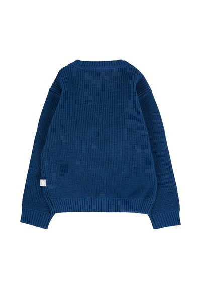 Pull en tricot bleu avec une texture côtelée, des épaules tombantes et une petite étiquette sur le côté gauche près de l'ourlet.