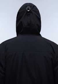 Zwarte waterdichte jas met een capuchon met een aansnoerstrik, een soepele textuur en een subtiele glans, weergegeven vanuit de achterkant.