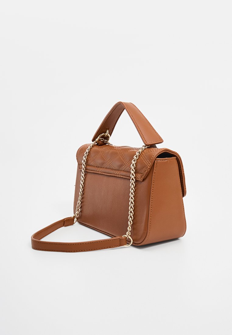 Borsa a tracolla in pelle marrone con manico superiore, pattina trapuntata e tracolla in catena dorata, mostrata su uno sfondo bianco semplice.