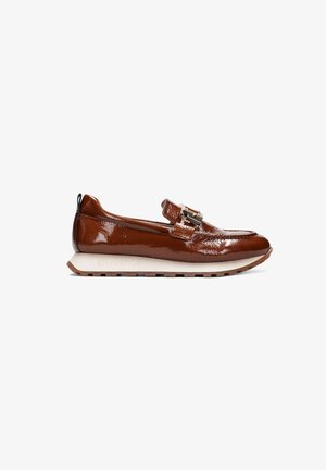 Hnědé lakované slip-on boty s nízkým bílým podešví, zdobené páskem s kovovou sponou.