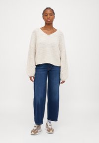 Vero Moda Petite VMJULIETTE V NECK  - Pulover - birch