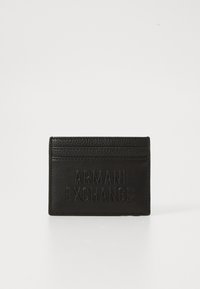 Juodas odinis kortelių laikiklis su trimis viršutinėmis kortelių kišenėmis ir iškilmingu "Armani Exchange" logotipu priekyje.