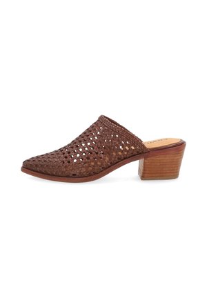 Mule en cuir tressé marron avec bout pointu et talon bloc en bois épais, style slip-on.