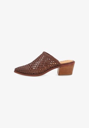 Bruine geweven leren mule met puntige neus en dikke houten blokhak, slip-on stijl.