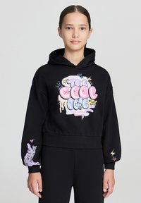 Felpa cropped nera con testo in stile graffiti rosa e blu, grande design del logo e accenti grafici sulle maniche. Realizzata in tessuto morbido.