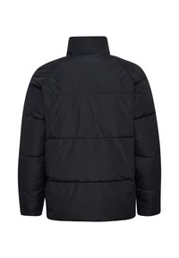 Giacca a vento nera con colletto alto, caratterizzata da cuciture orizzontali e una superficie liscia e opaca. Nessun hardware o accenti visibili.