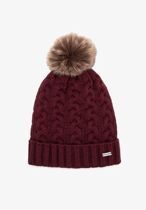 Bordowa dzianinowa czapka z teksturowanym wzorem warkocza, z brązowym sztucznym pomponem na górze i podwiniętym prążkowanym mankietem.