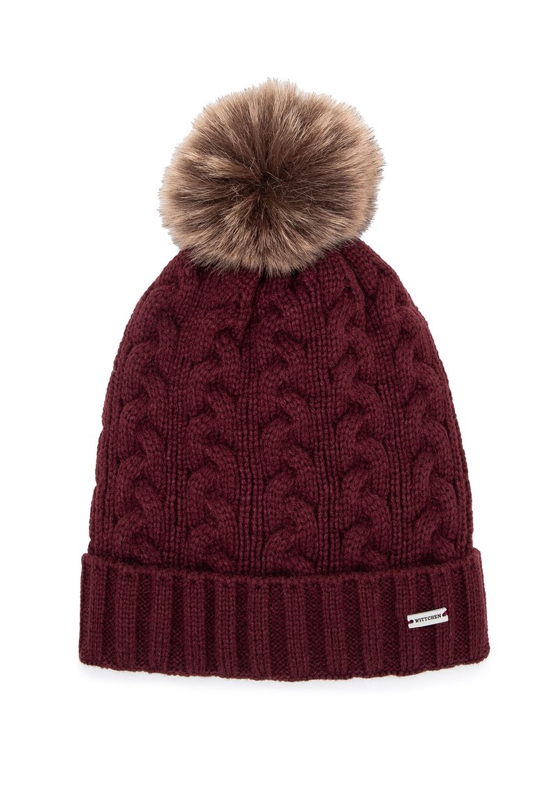 Berretto lavorato a maglia color bordeaux con motivo a trecce testurizzato, dotato di pompon in ecopelliccia marrone sulla sommità e risvolto a coste piegato.