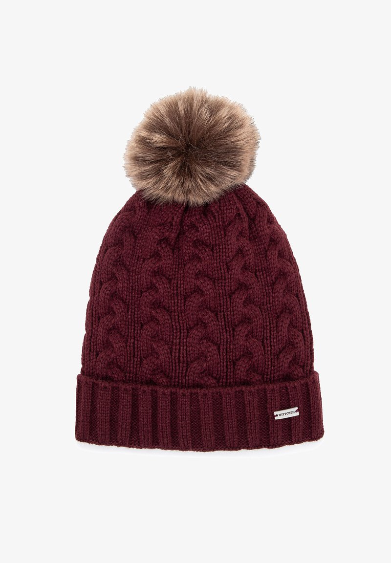 Berretto lavorato a maglia color bordeaux con motivo a trecce testurizzato, dotato di pompon in ecopelliccia marrone sulla sommità e risvolto a coste piegato.